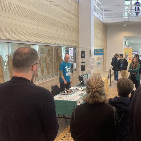 Présentation du stand aux autres exposants avant l'ouverture du Village des Sciences