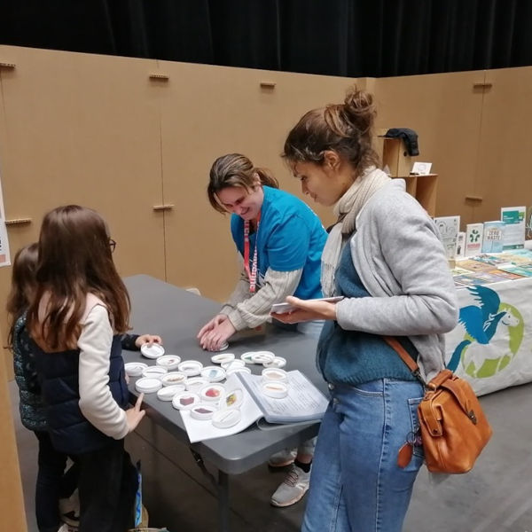 Photo d'enfants jouant au memory ZD sur le stand de la journée du climat